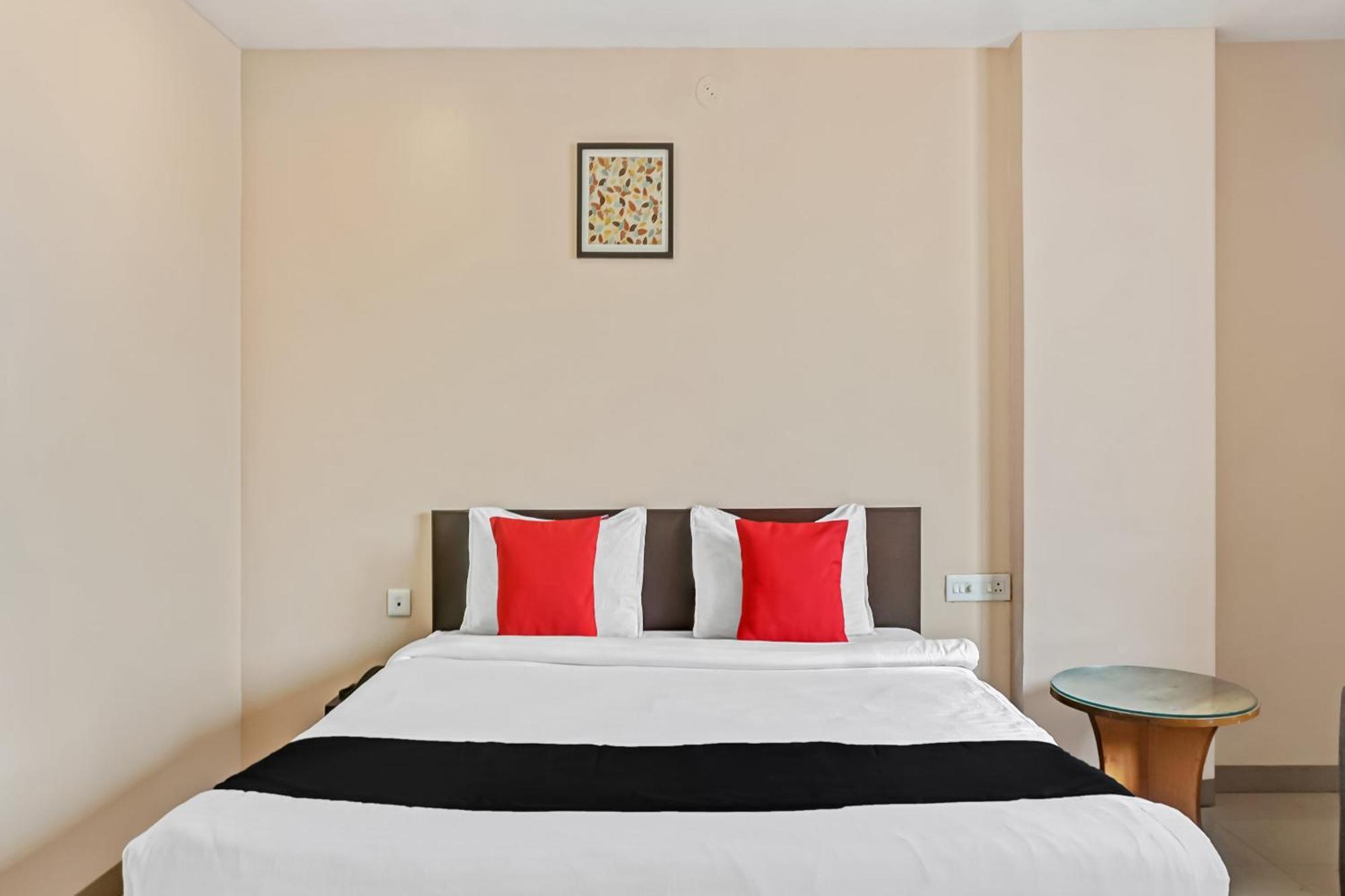 Hotel O Log Inn Plaza Near Eon It Park Pune Exterior photo